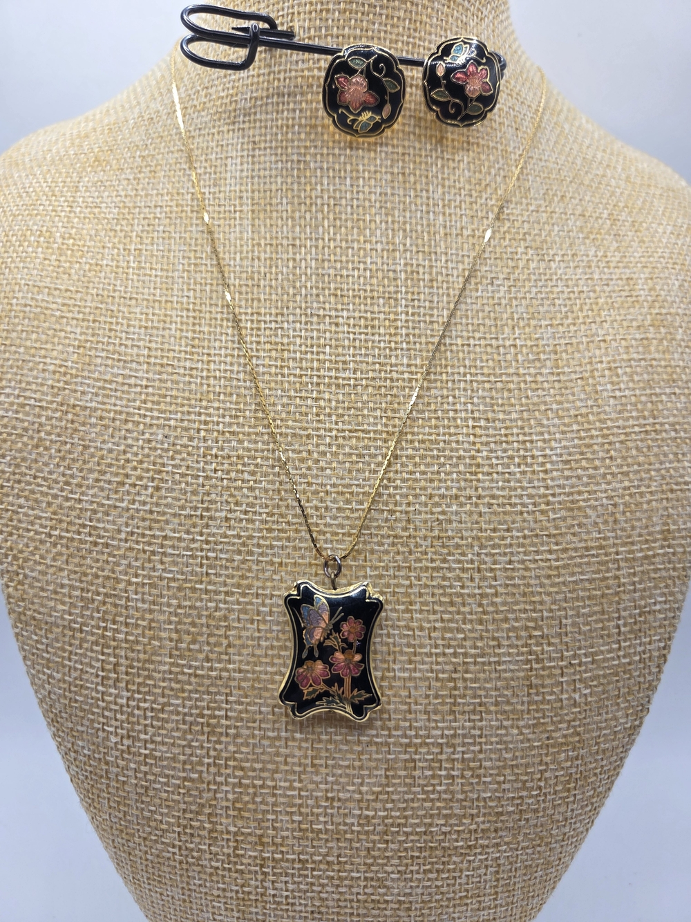 1521. Vintage Cloisonne Necklace And Clip On Earring Set